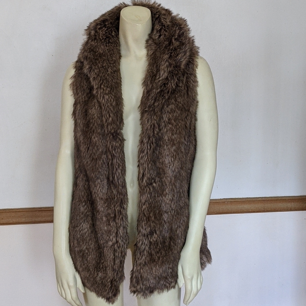 Coffeeshop Faux Fur Vest size Medium - Picture 6 of 9